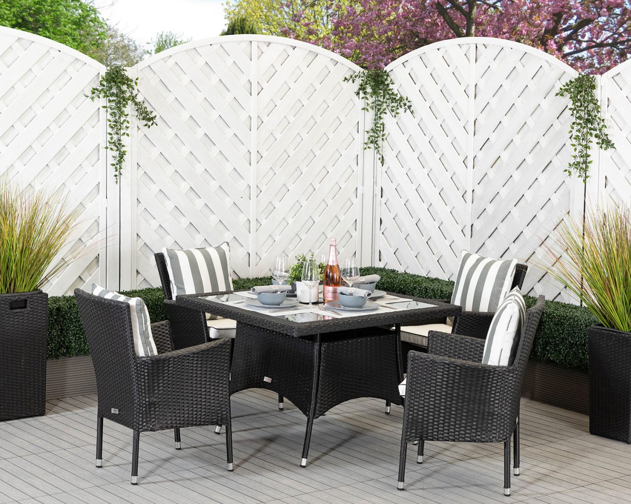 4 Seat Rattan Garden Dining Set With Square Dining Table in Black